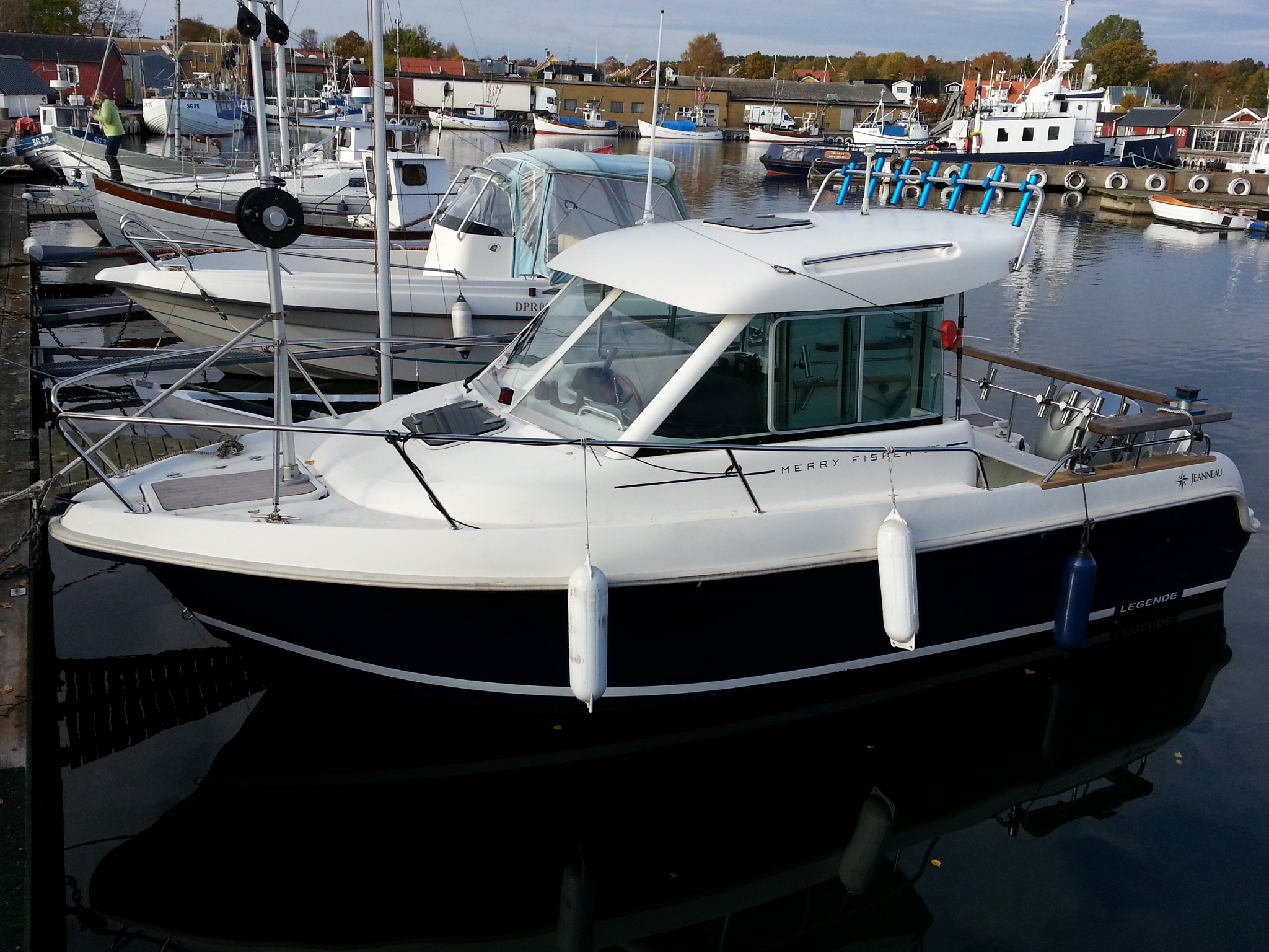 Merry Fisher 625, fullt utrustad trollingbåt i hamnen