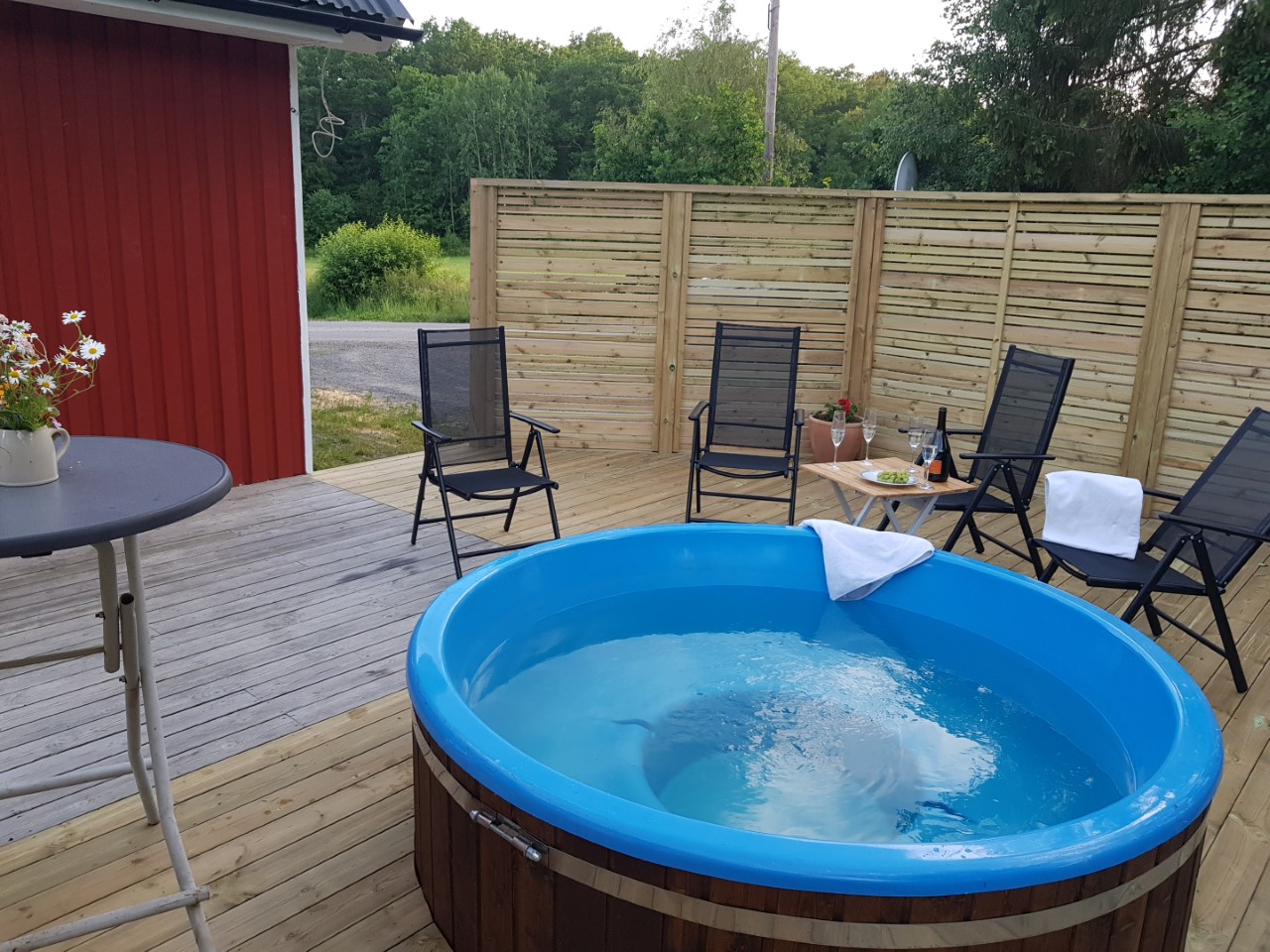 Privat vedeldad hot tub på Skogshusets terrass